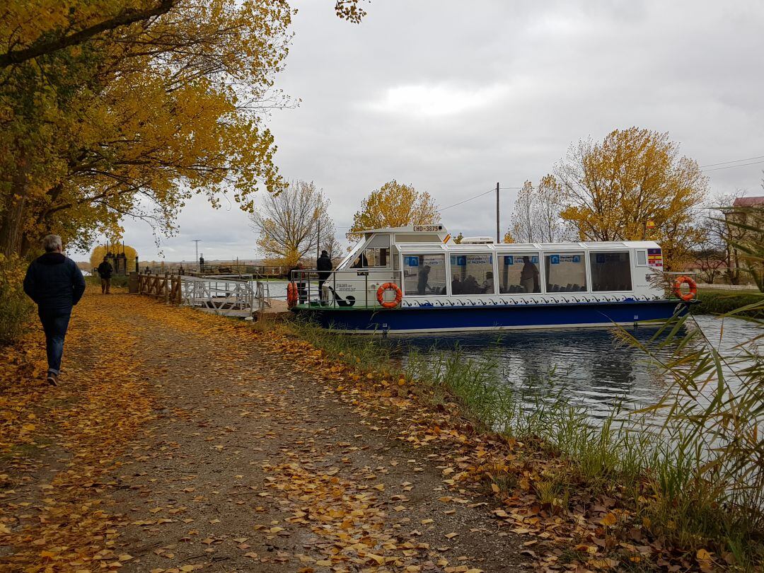 En Navidad también es posible navegar por el Canal de Castilla en la provincia de Palencia