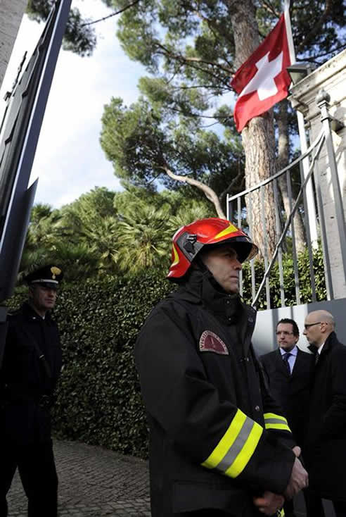 Agentes de la policía y bomberos vigilan el acceso a la embajada de Suiza en Roma