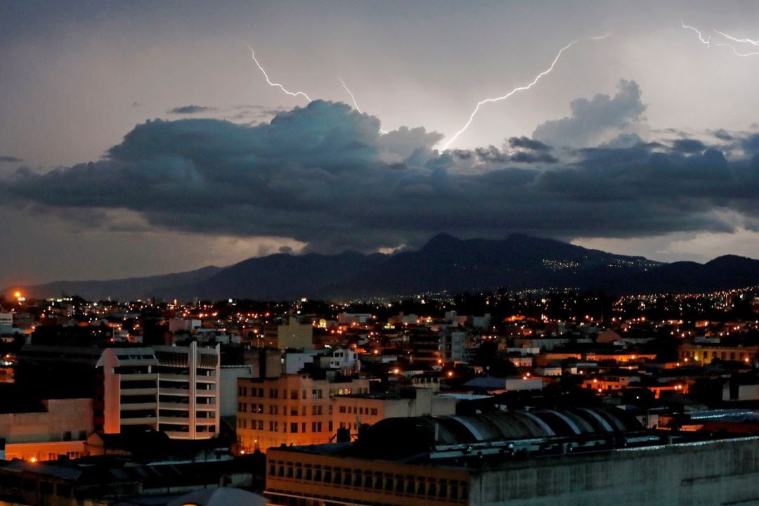 Vista de una tormenta eléctrica este domingo, en el sur de Ciudad de Guatemala (Guatemala). 