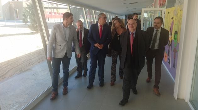 El consejero de Educación durante su visita al colegio Madre Teresa de Calcuta