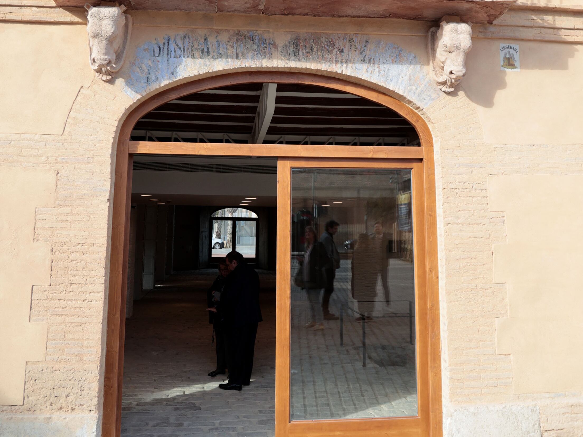 La alcaldesa de Valencia, María José Catalá, visita la Casa dels Bous de El Saler