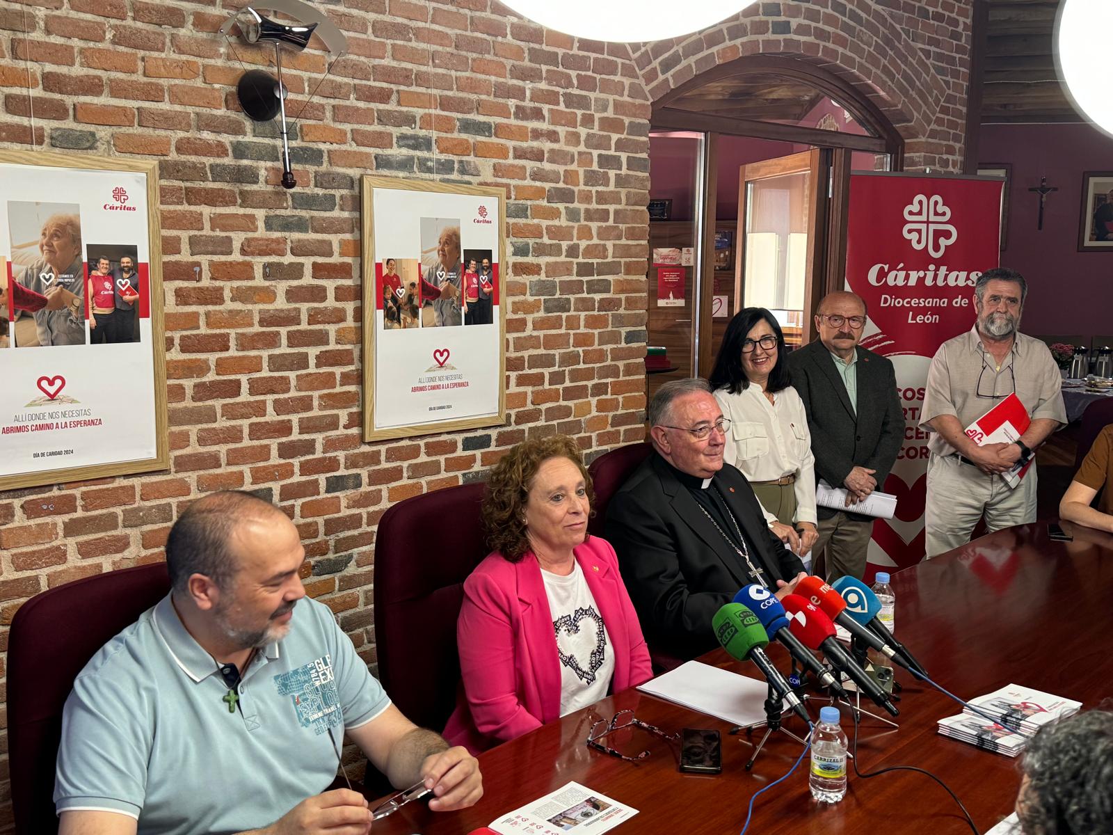 La directora de Cáritas, Aurora Baza, acompañada del Obispo de León durante la presentación de la memoria anual de la ONG