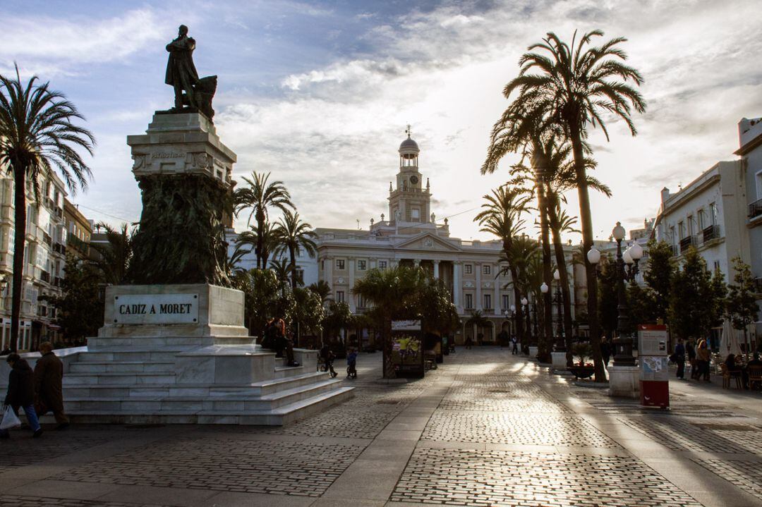 Plaza de San Juan de Dios, con la fachada del edificio consistorial de Cádiz