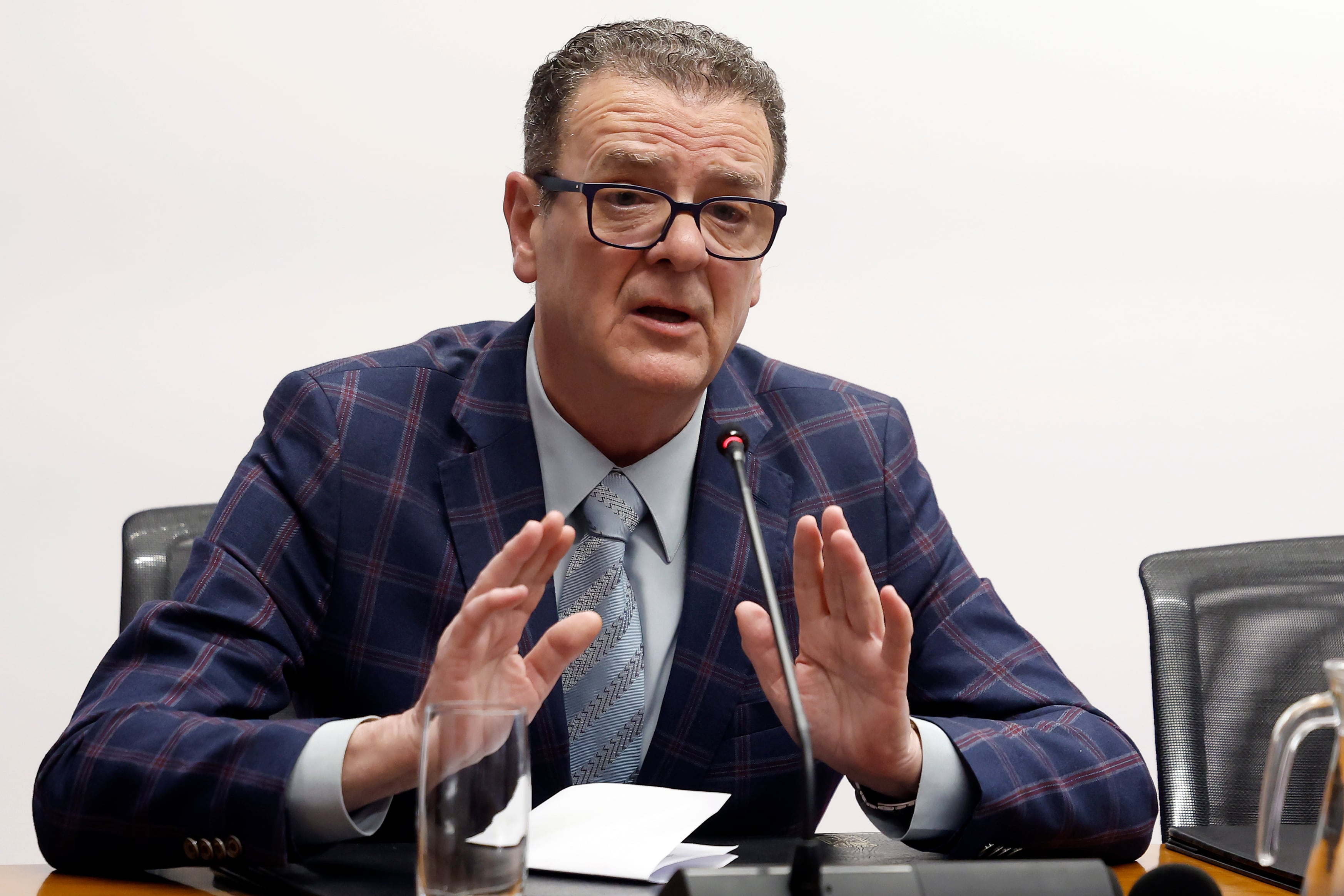 El asesor fiscal del bar Franky de Pamplona, Miguel Moreno Purroy,reconoce en la Comisión de Investigación del Parlamento foral que emitió facturas a Acciona que "no respondían a una prestación real" EFE/ Jesús Diges