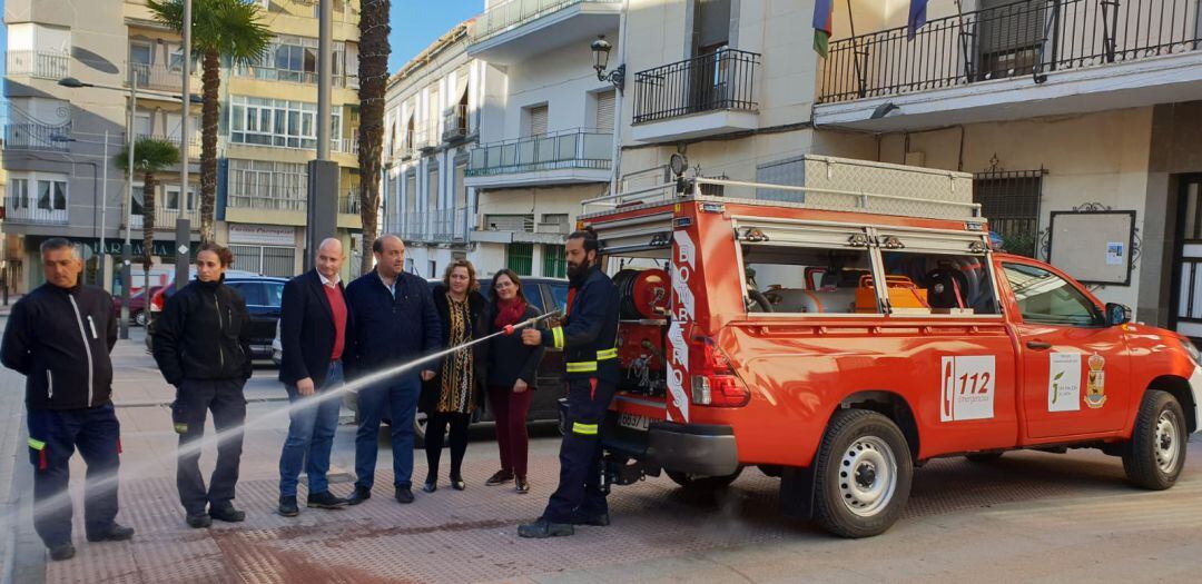 El jefe de bomberos, Amador Galdón muestra el funcionamiento del vehiculo de extinción