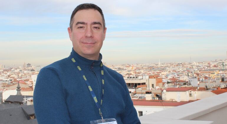 El policia y escritor Eduardo Casas en la terraza de la Cadena SER.