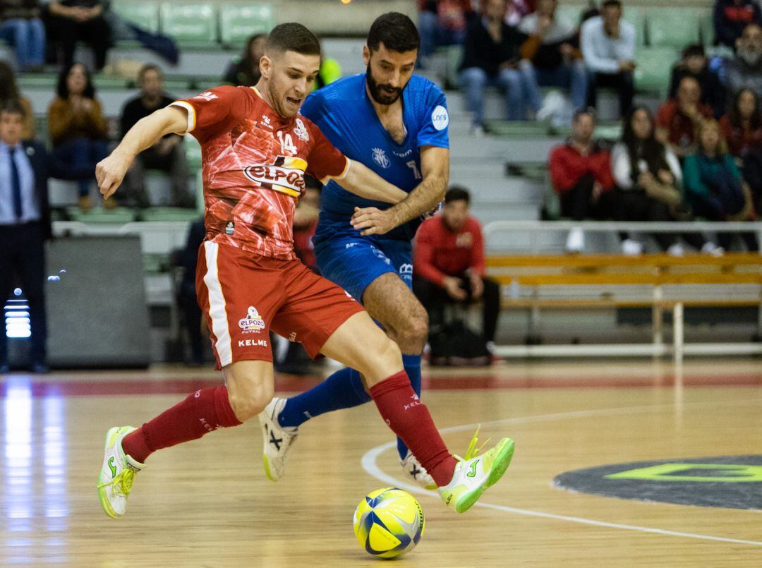 Fernando con el balón ante Peñíscola durante esta temporada