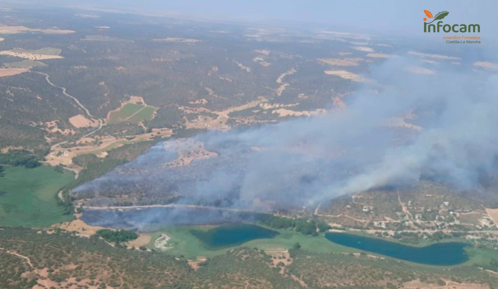 Fotografía tomada desde uno de los medios aéreos que participan en la extinción del incendio