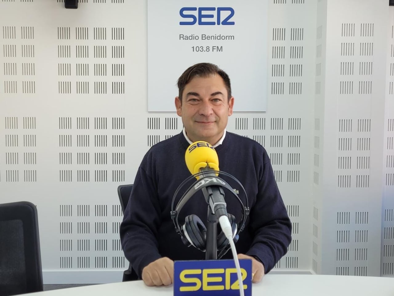 El alcalde de Relleu, Lino Pascual, en los estudios de Radio Benidorm