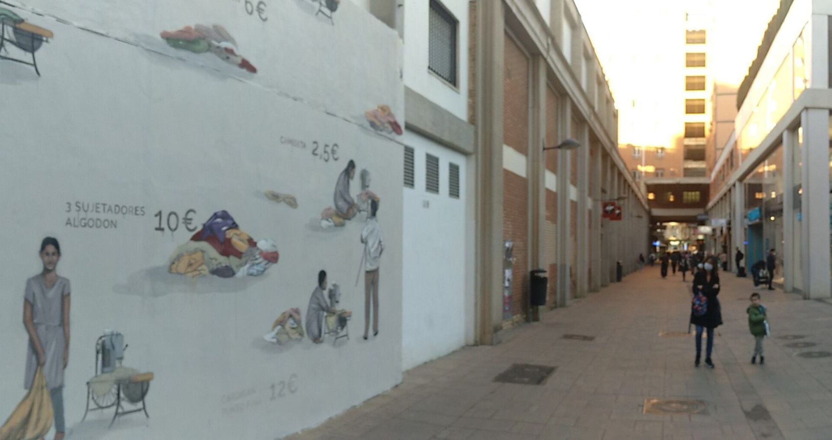 Piden salvar el mural &quot;Fashion victim&quot; que Escif pintó frente a Primark València para denunciar la explotación laboral en la producción de ropa