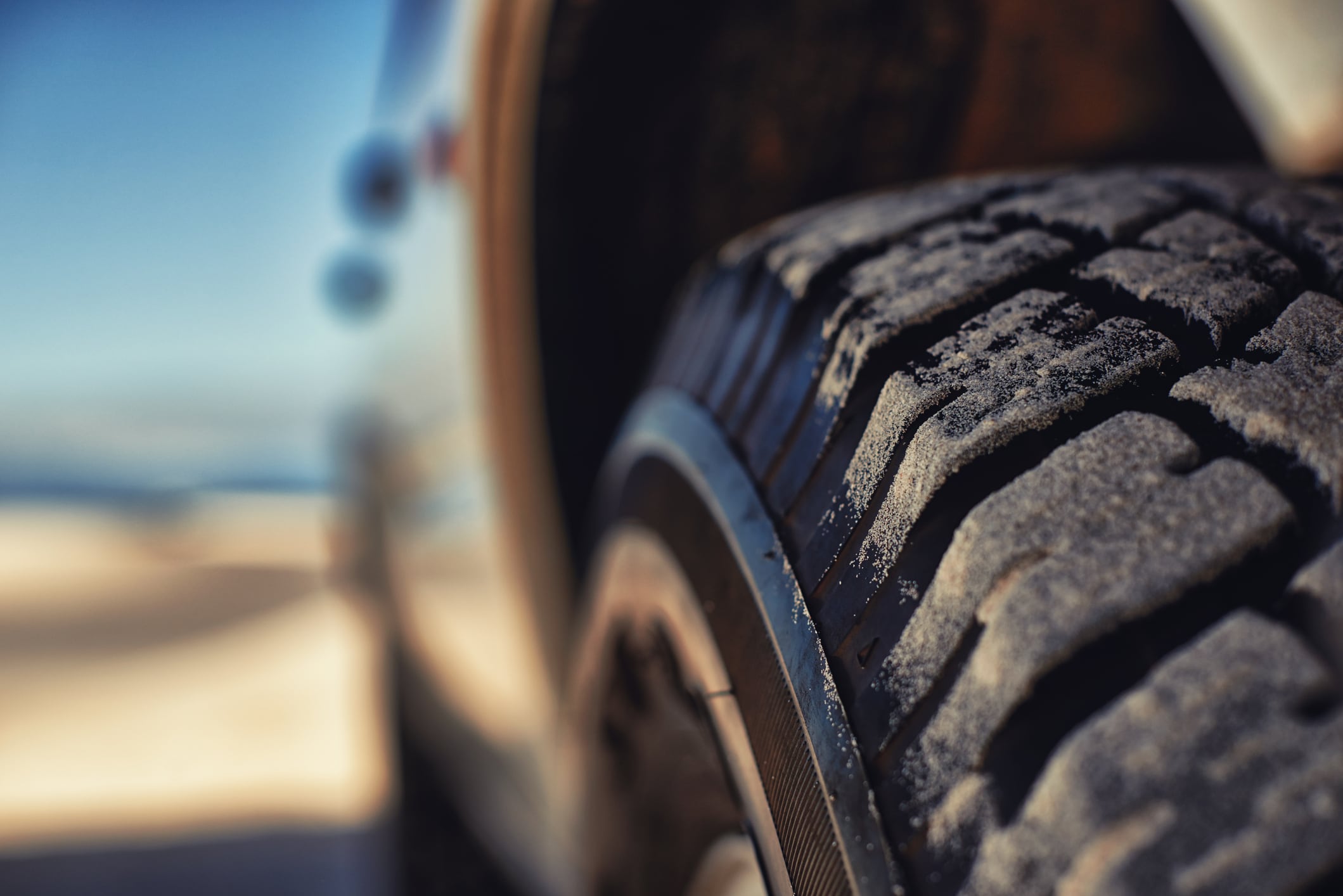 Neumático de un coche en primer plano durante un día soleado