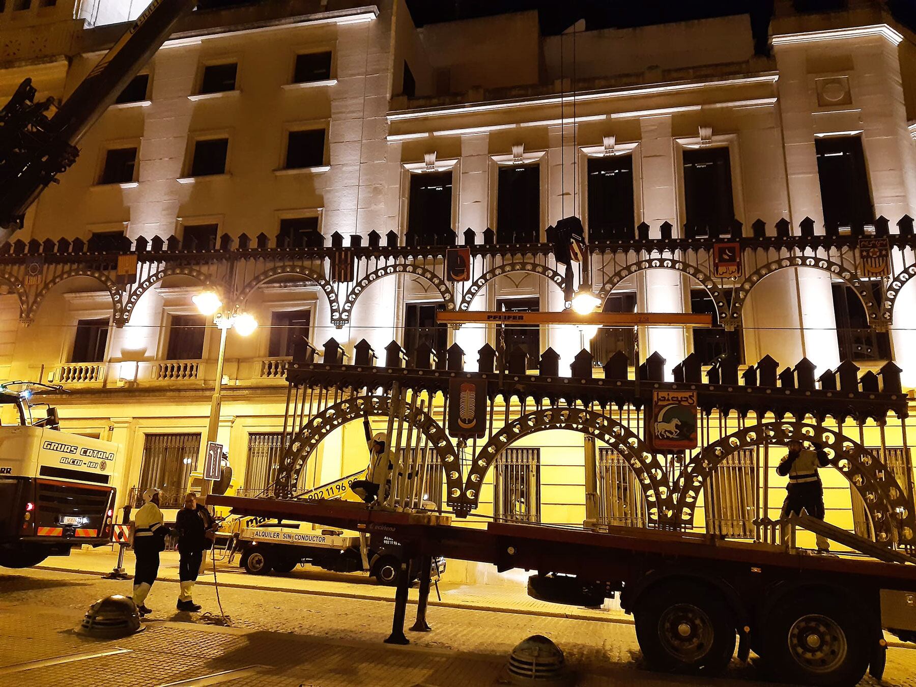 Los primeros tramos de la Enramada en la plaza de España se instalaron anoche
