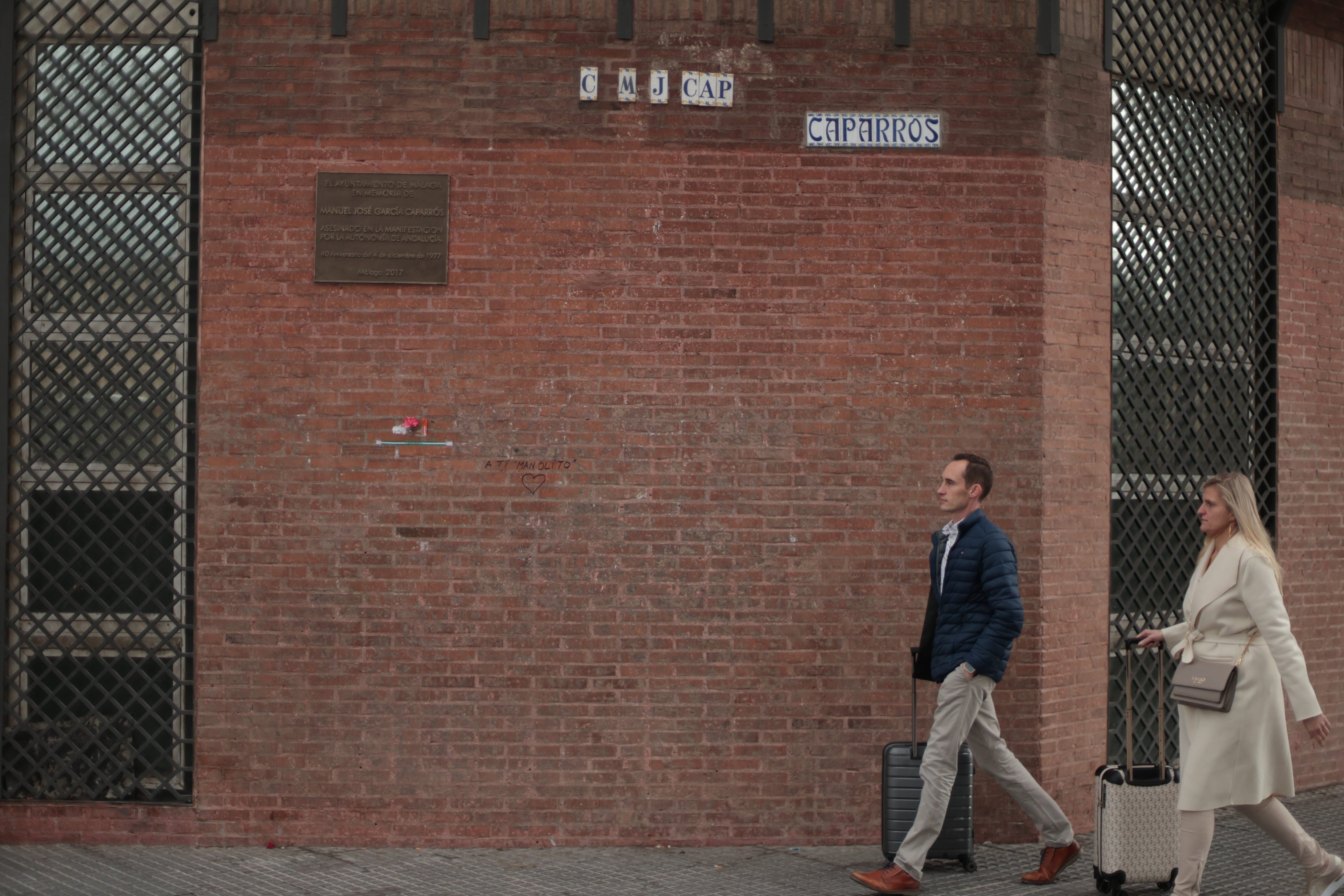La placa que recuerda el asesinado de Manuel José García Caparrós en el centro de Málaga.