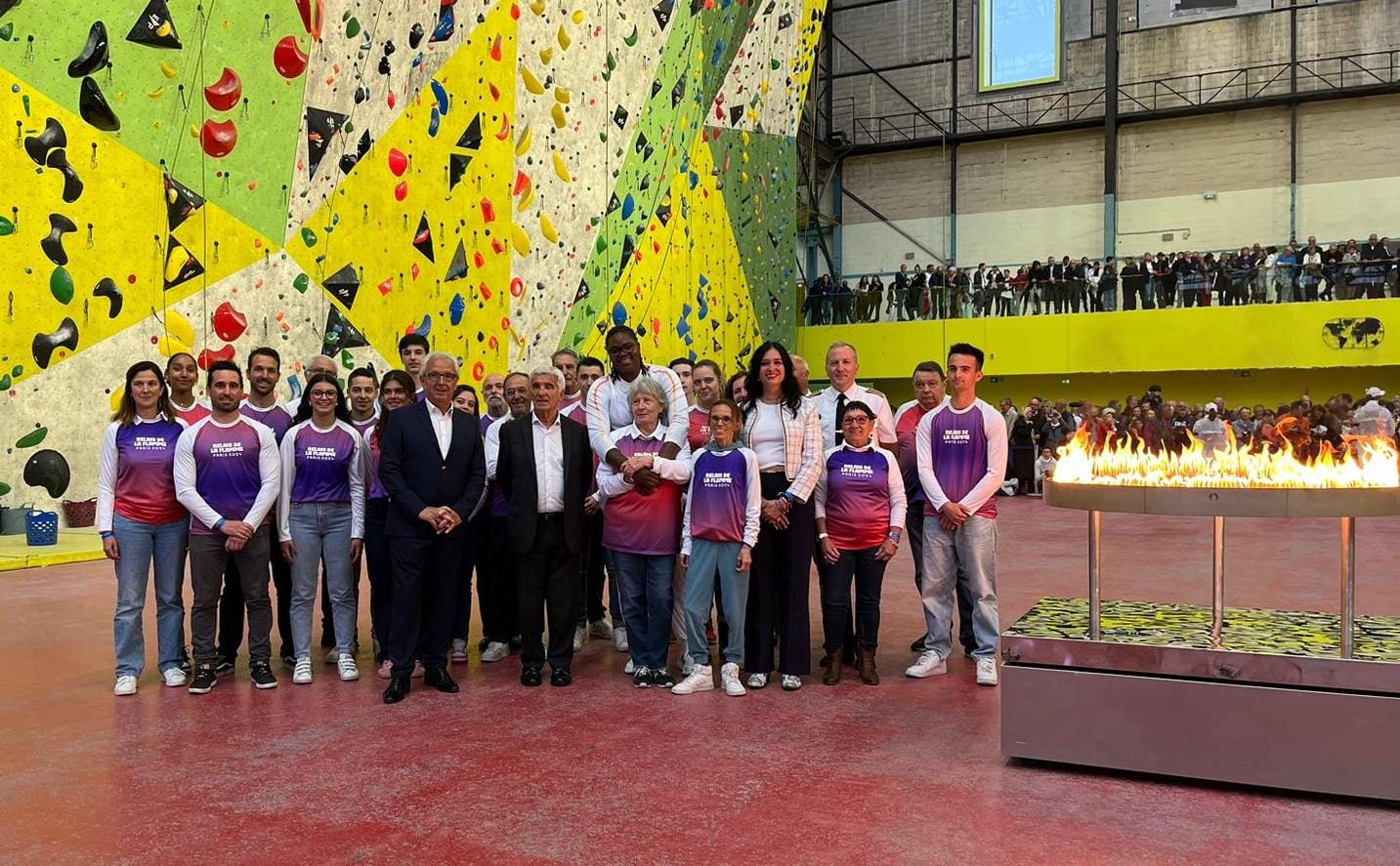 Lorena Orduna junto al alcalde de Tarbes en el paso de la llama olímpica por Tarbes