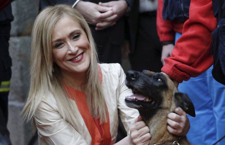  La presidenta regional, Cristina Cifuentes, acaricia a uno de los perros del Servicio de Emergencia y Respuesta Inmediata de la Comunidad de Madrid (Ericam)