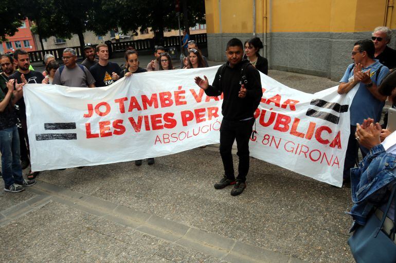 L&#039;investigat, Emanuel Donoso, a la sortida del jutjat de Girona després d&#039;acollir-se al seu dret a no declarar