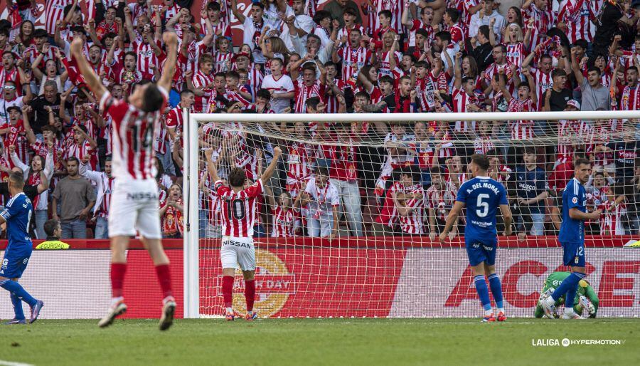 Los jugadores del Sporting y la grada celebran el segundo gol rojiblanco.