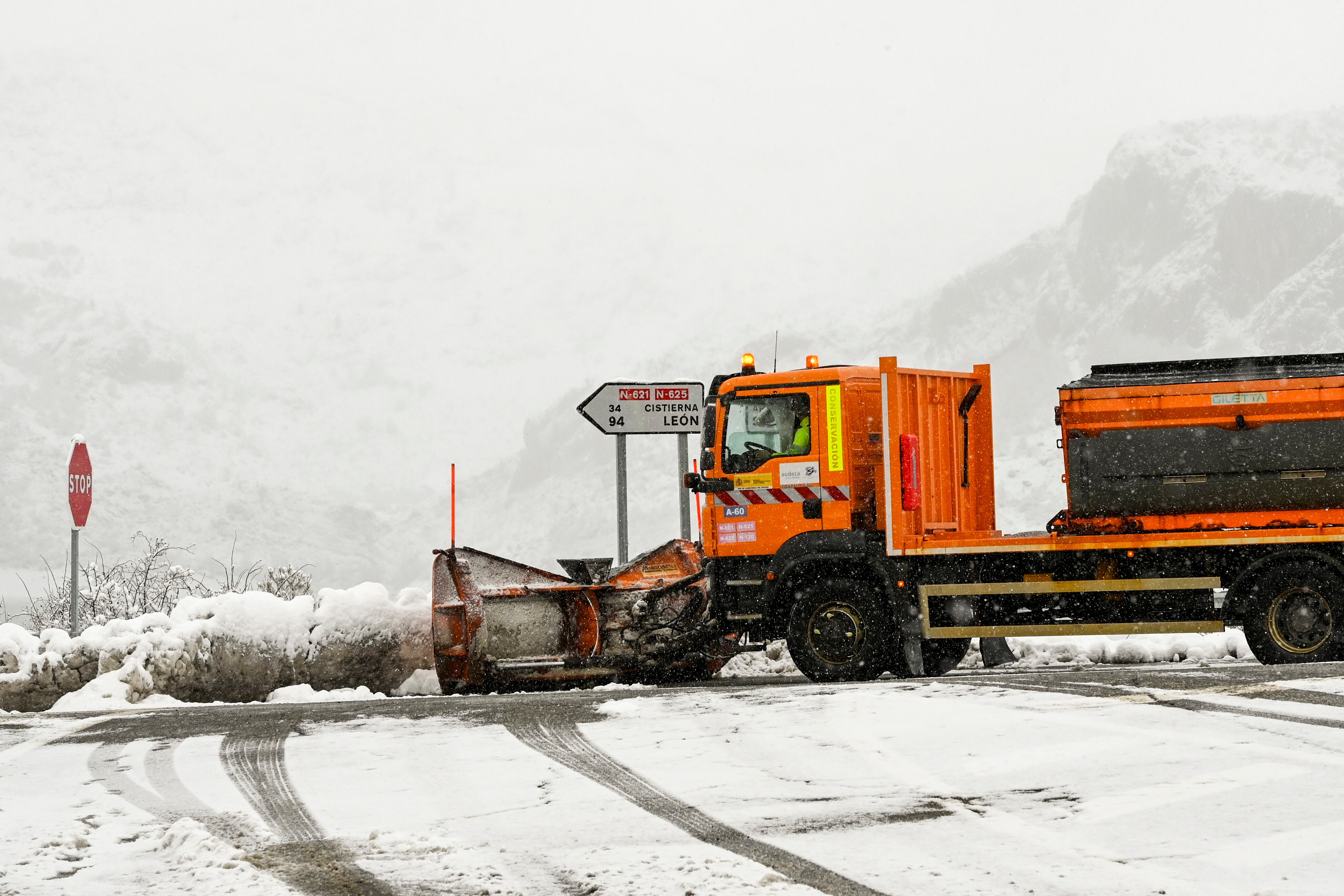 RIAÑO (LEÓN), 17/01/2023.- Una quitanieves despeja la nieve acumulada en la calzada, en una intersección en León este martes. El temporal de nieve y frío afecta al norte de la provincia leonesa. EFE/J.Casares
