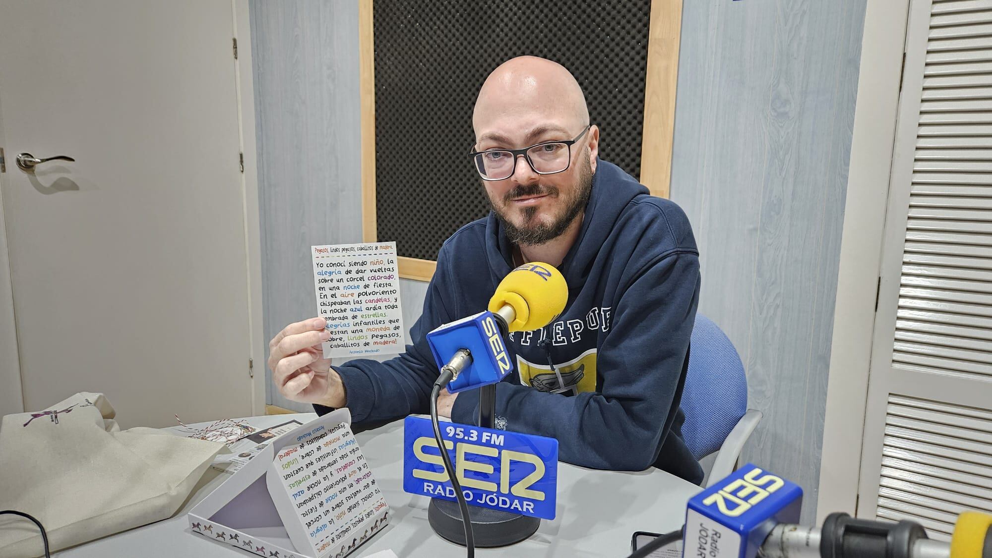 Juan N. Rivas, durante la entrevista muestra una de las postales