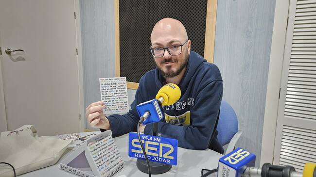 Juan N. Rivas, durante la entrevista muestra una de las postales