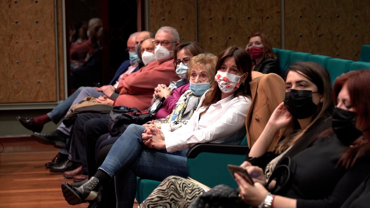 Blanca Fernández, portavoz del gobierno de Castilla La Mancha junto a la presidenta de honor, Bienvenida Pérez entre otros cargos