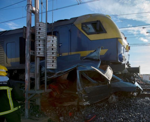 Vista de la furgoneta arrollada por un tren de mercancías a la altura del término municipal de Manzanares (Ciudad Real) en la que han fallecido dos personas.