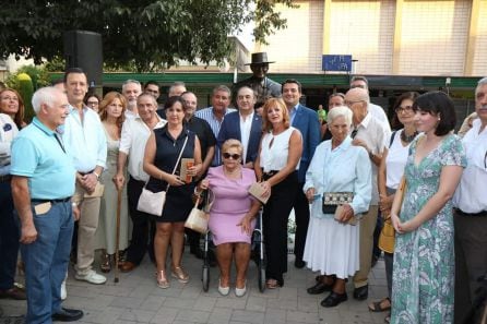 Amigos y familiares, en la inauguración del busto a Castro