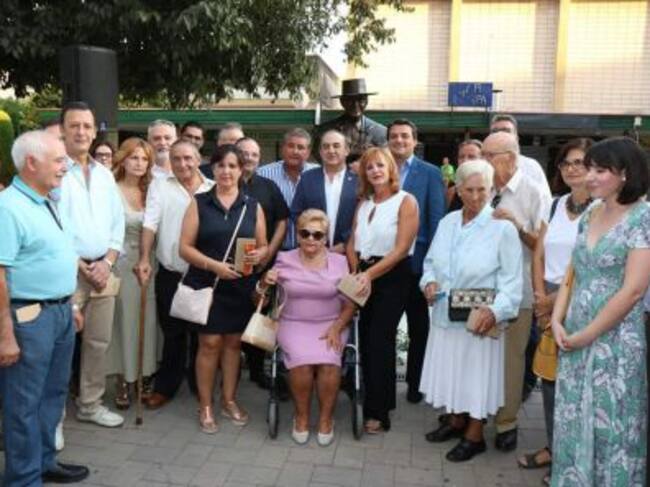 Amigos y familiares, en la inauguración del busto a Castro