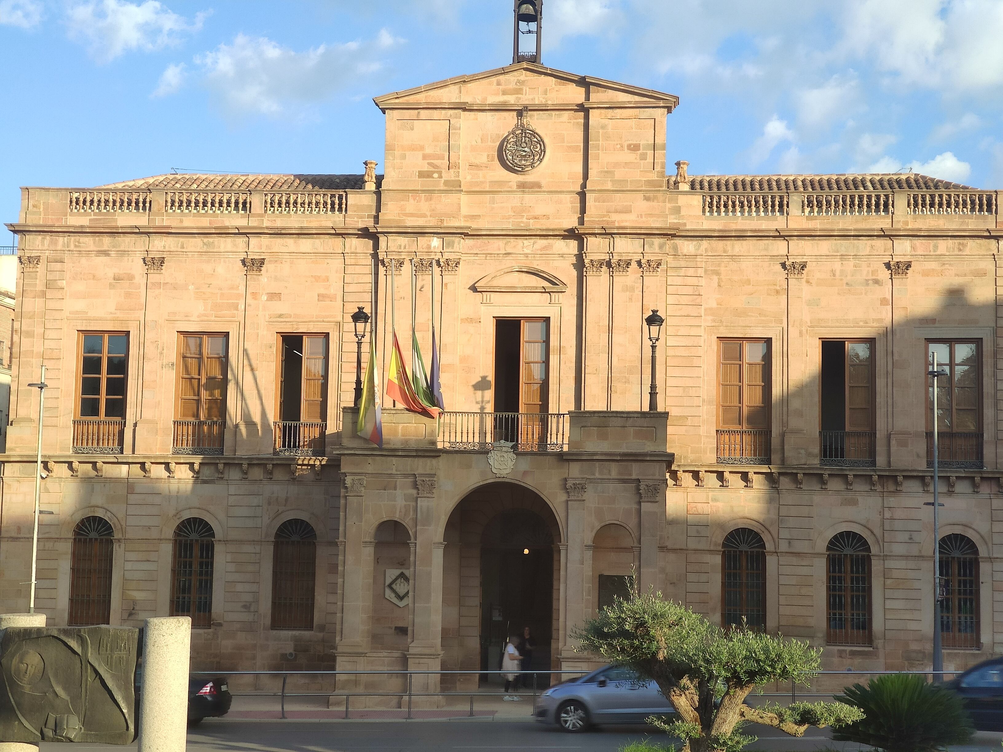 Banderas del ayuntamiento de Linares a media asta.