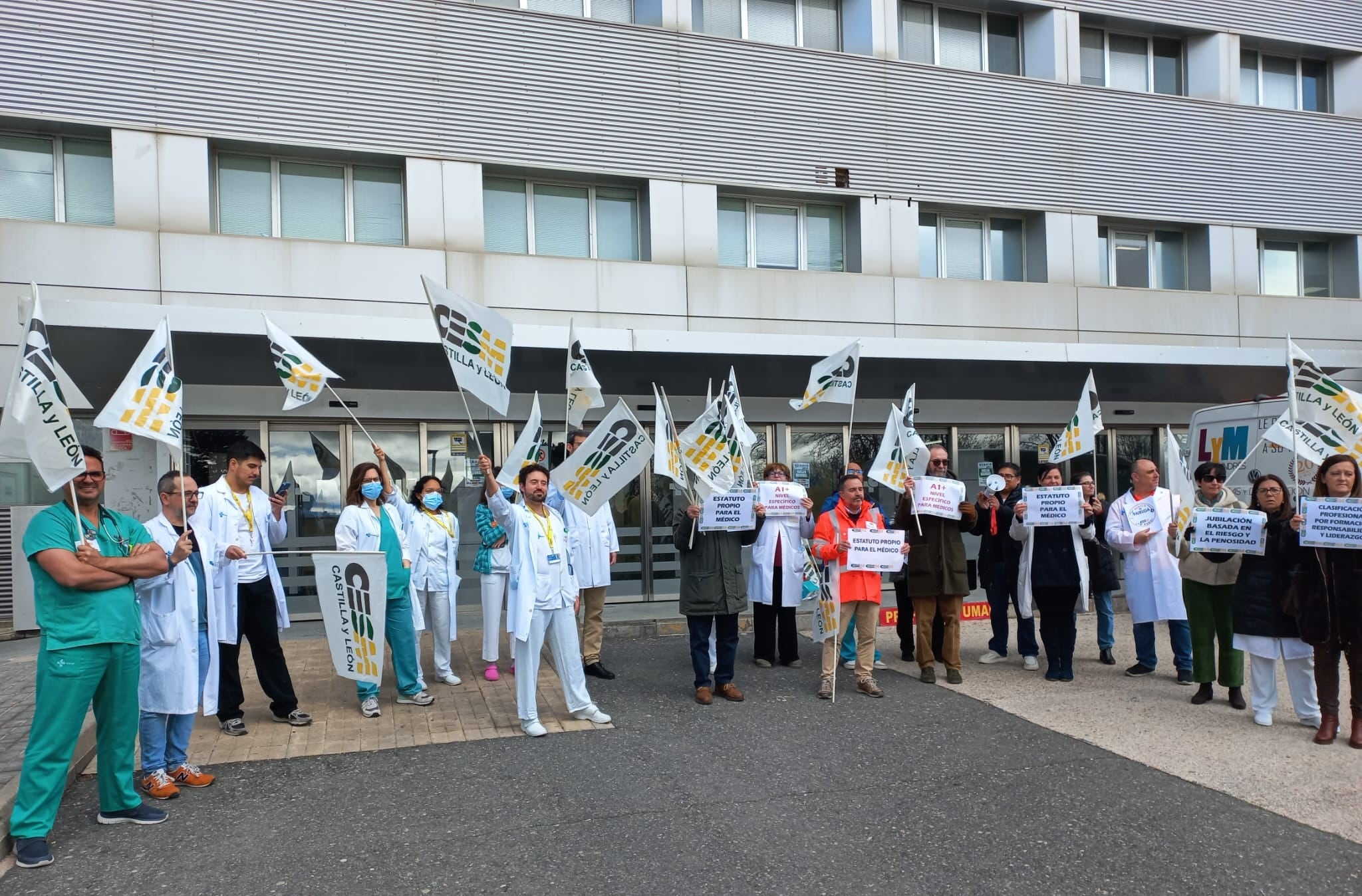 Los médicos se concentraron a las puertas del Hospital Nuestra Señora de Sonsoles