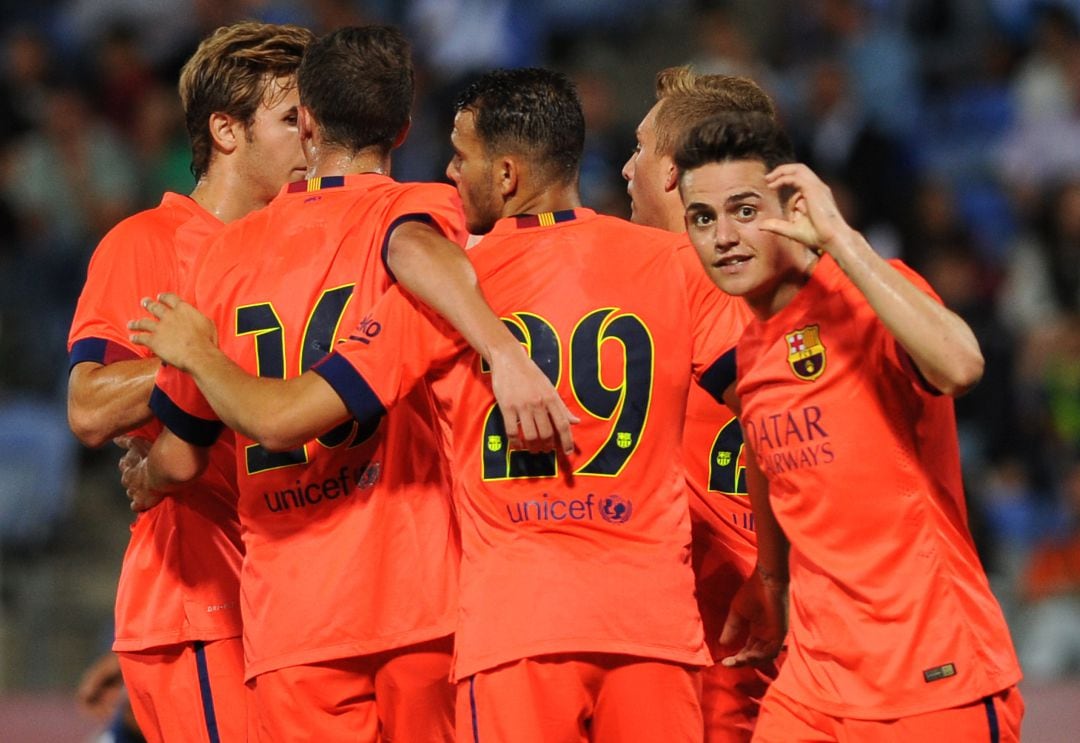 Goku Román celebra un gol con el Barça dirigiéndose a la cámara