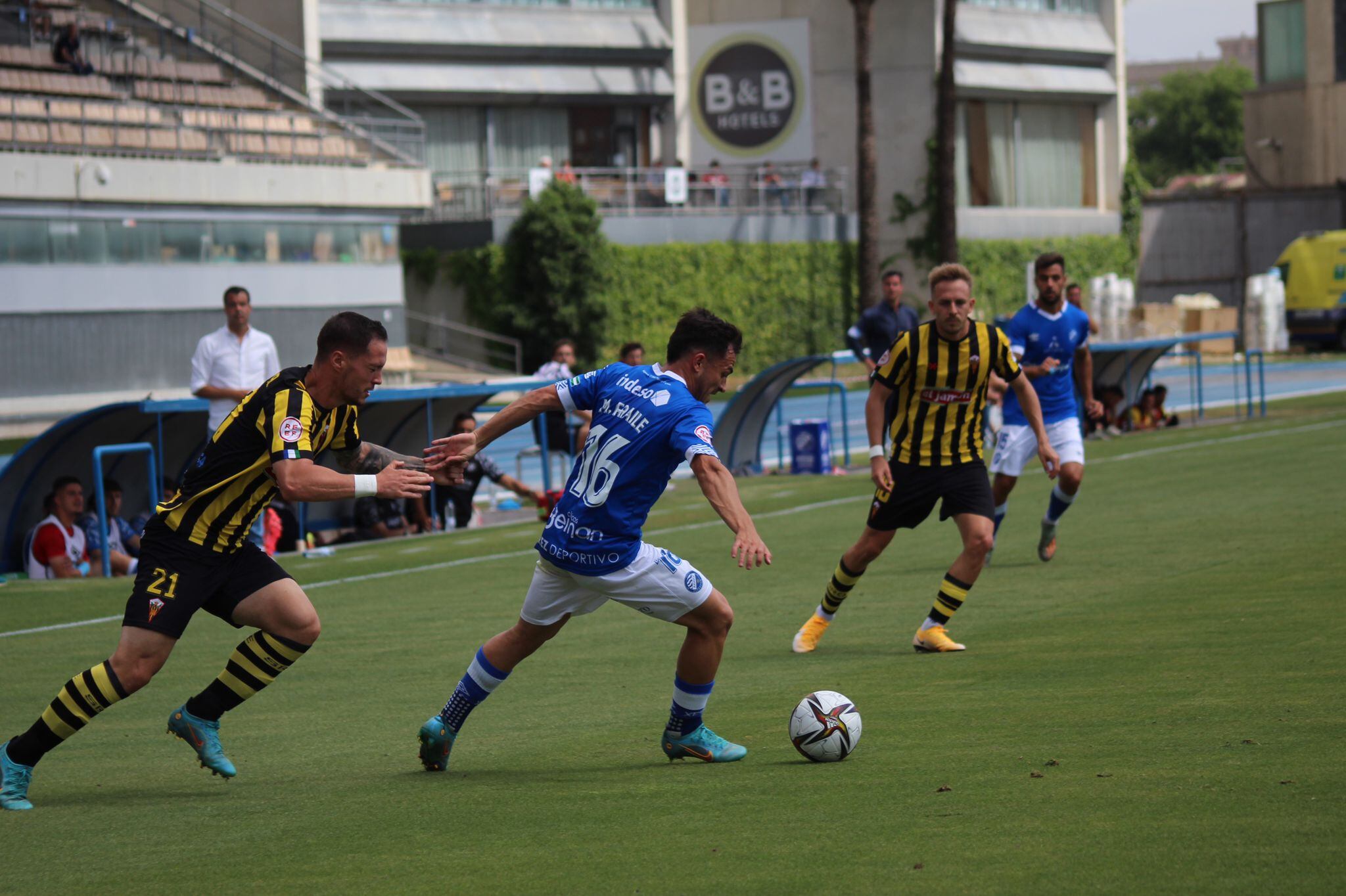 Marc Fraile controla el balón ante un rival