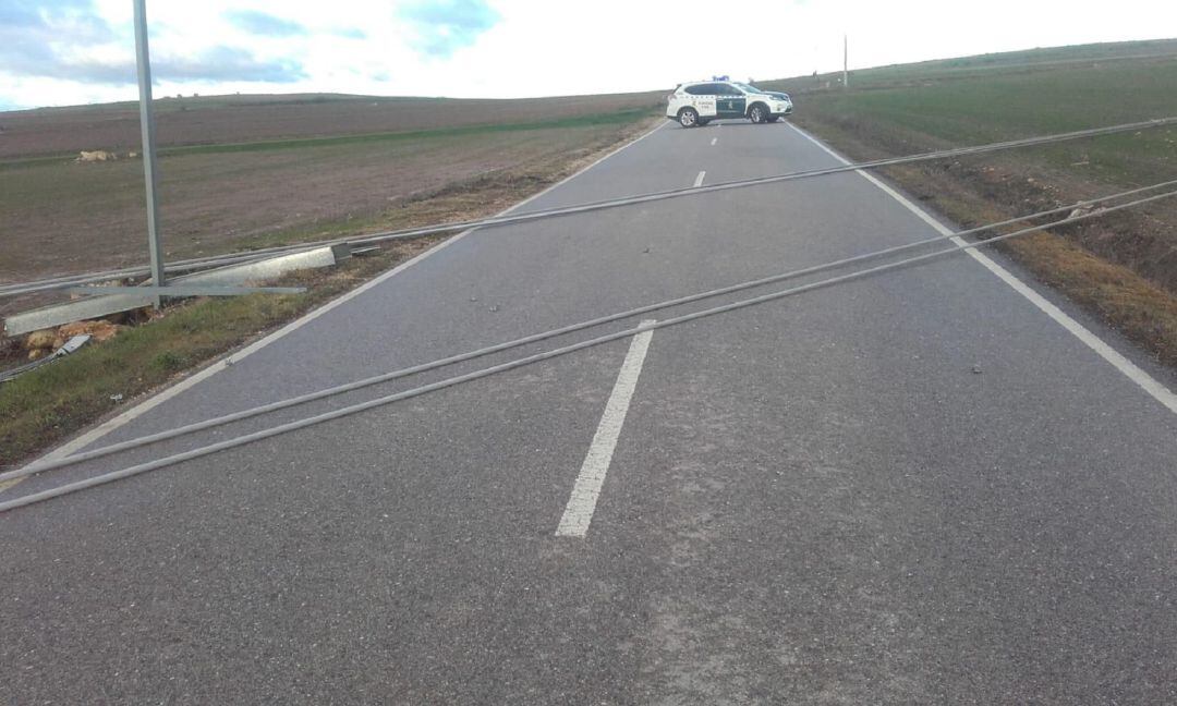 La caída de una línea de alta tensión obliga a cortar la carretera de Valle de Tabladillo