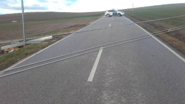 La caída de una línea de alta tensión obliga a cortar la carretera de Valle de Tabladillo