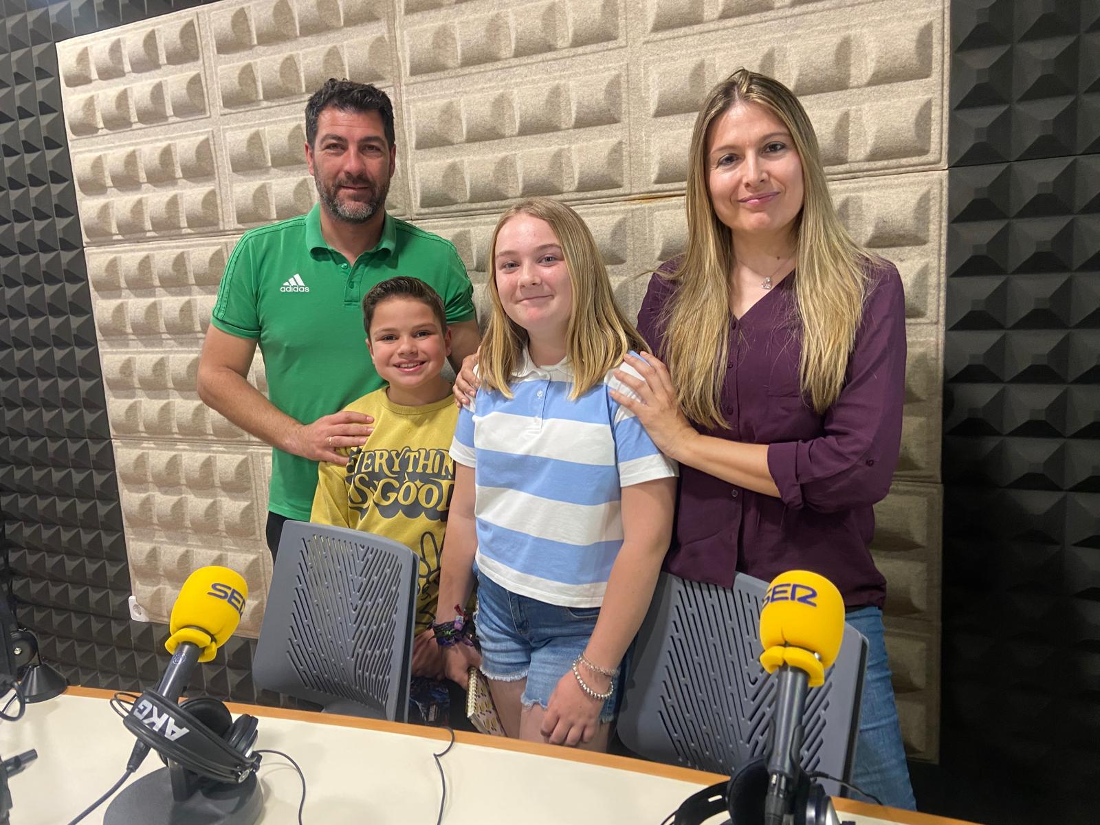 José Manuel Hinojosa (director del CEIP Los Grupos), Rosario Cifuentes (ilustradora), Marta y Jorge (alumnos del centro)