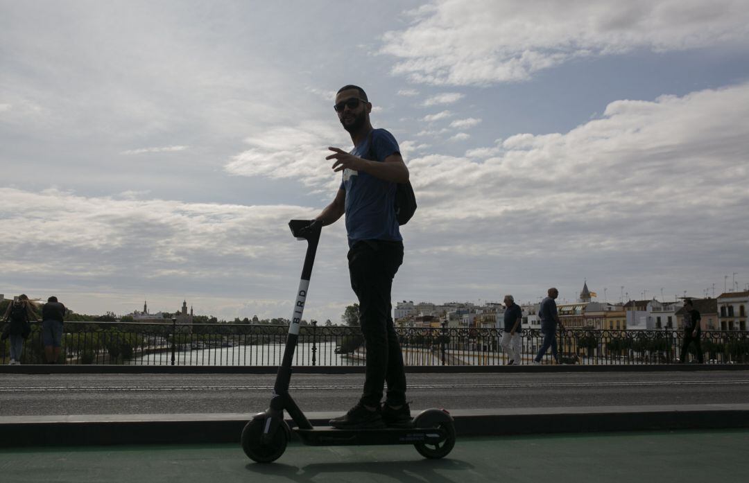 Un joven en VMP por Sevilla