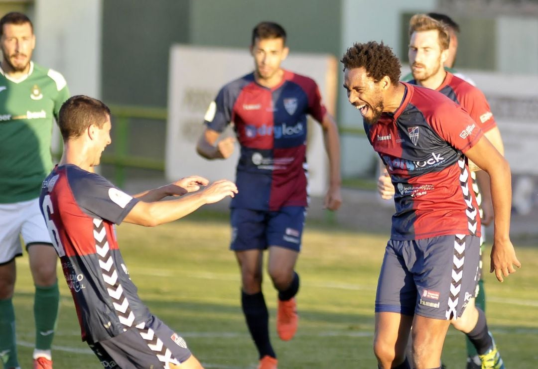 Rui celebra el tanto con el capitan gimnástico, Manu