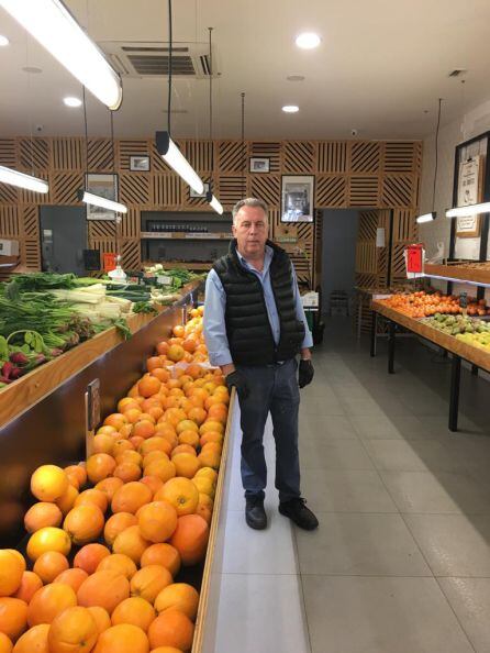 Francisco Hernández, responsable de fruterías El Primo, asegura que la mayor parte del género que vende en sus establecimientos procede del campo murciano