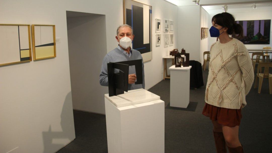 El artista Iñaki Ruiz de Eguino y la delegada de cultura Juncal Eizaguirre