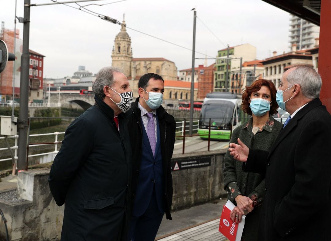 La alcaldesa en funciones, Amaia Arregi, (2d) junto a los concejales de Movilidad y Sostenibilidad, Alfonso Gil, (i) y Obras, Planificación Urbana y Proyectos Estratégicos, Asier Abaunza, (2i) acompañado por el Consejero de Planificación Territorial, Vivienda y Transportes del Gobierno Vasco, Iñaki Arriola, (d) en la estación bilbaína de Atxuri, donde han presentado este lunes la ampliación del tranvía hasta Bolueta.