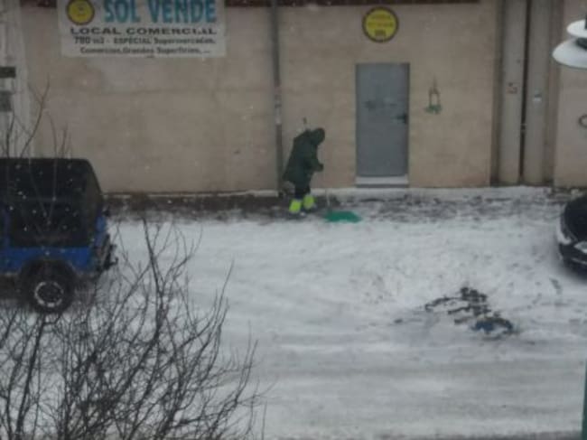 Operarios municipales limpiando las aceras