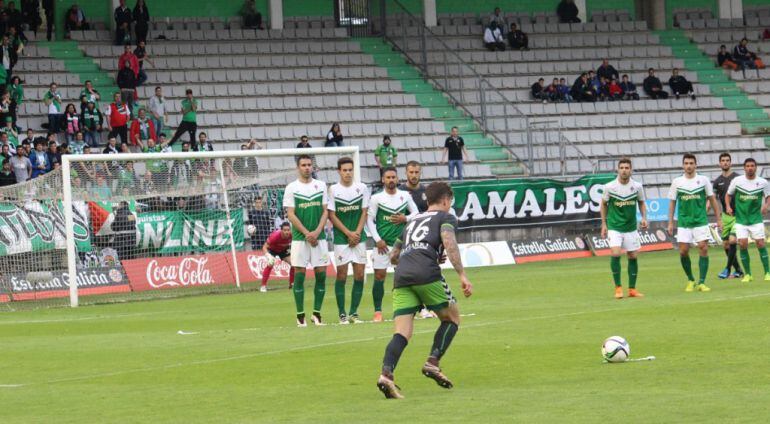 El jugador racinguista lanzando una falta