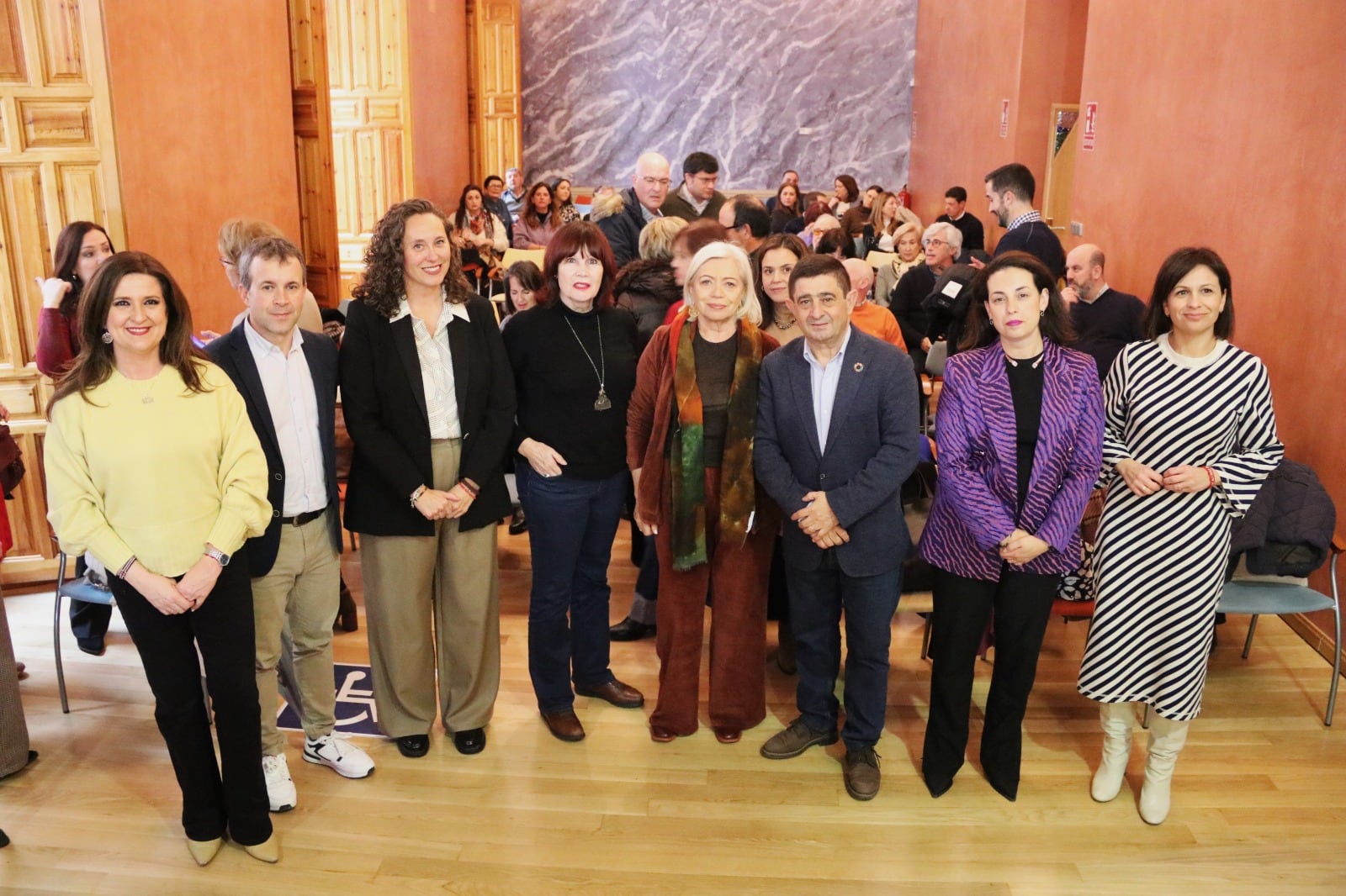 Foto de Familia de los participantes en la conmemoración del 20 aniversario de la Ley Integral de Violencia de Género