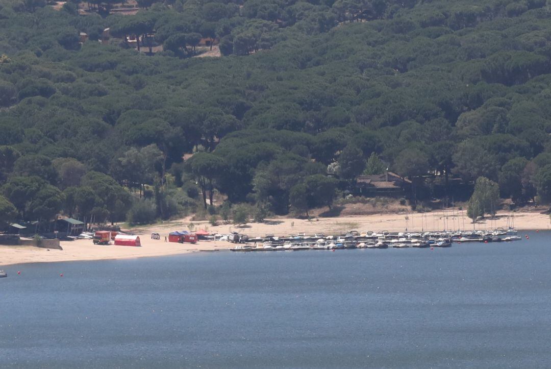 Imagen de las labores de búsqueda en el pantano de San Juan (Madrid)