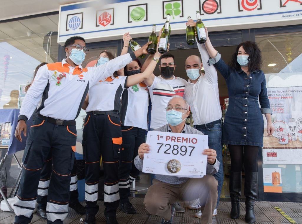 Trabajadores de la gasolinera La Chasnera, en Granadilla de Abona, Tenerife.