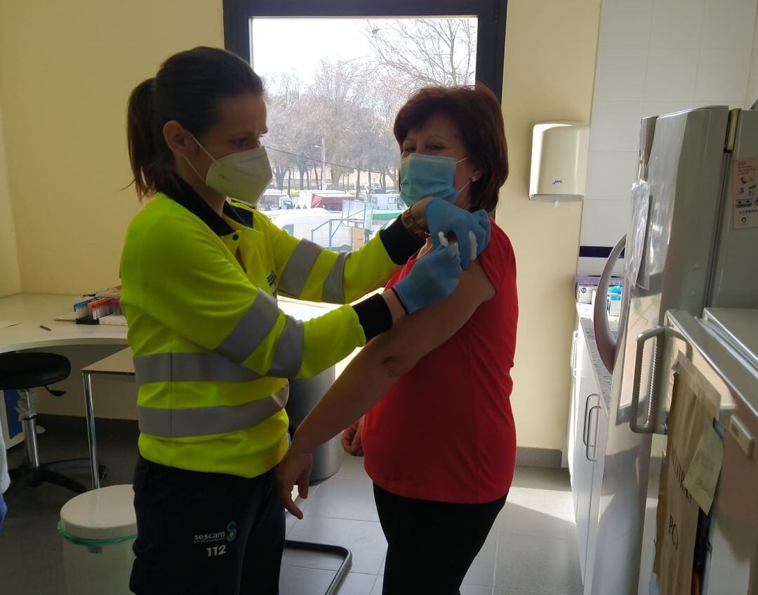 Una auxiliar de ayuda a domicilio siendo vacunada
