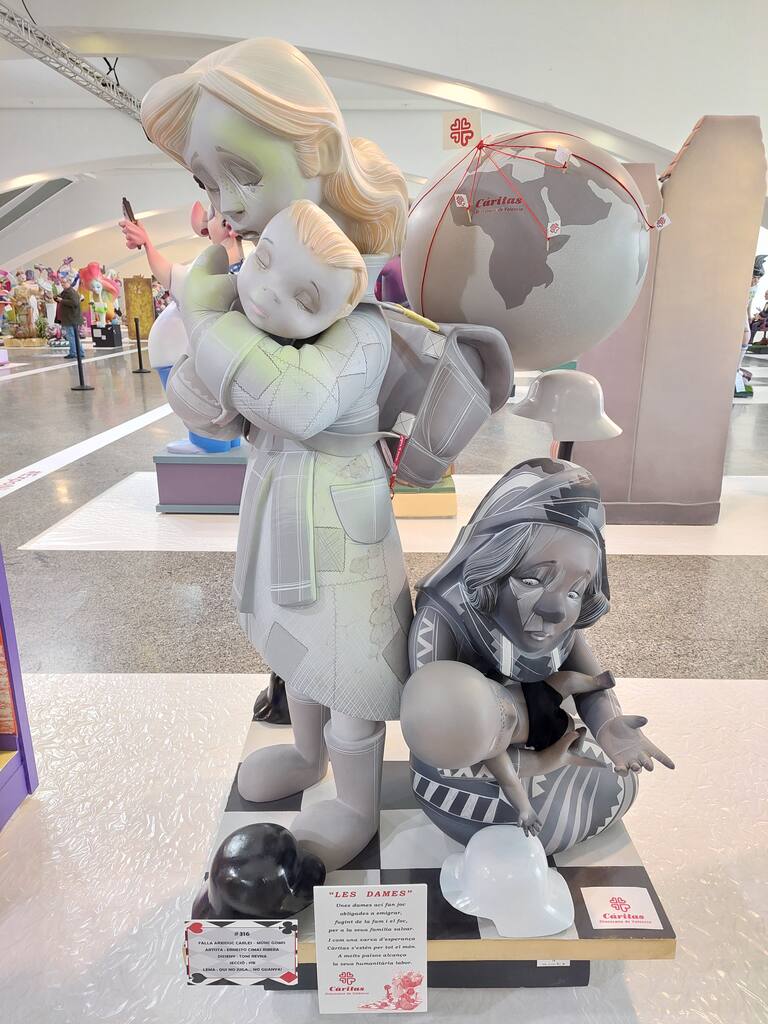 La Exposición del Ninot de las Fallas 2023 abre sus puertas con 750 figuras que rebosan diseño y sátira. Todas ellas quieren salvarse de las llamas gracias al voto popular.