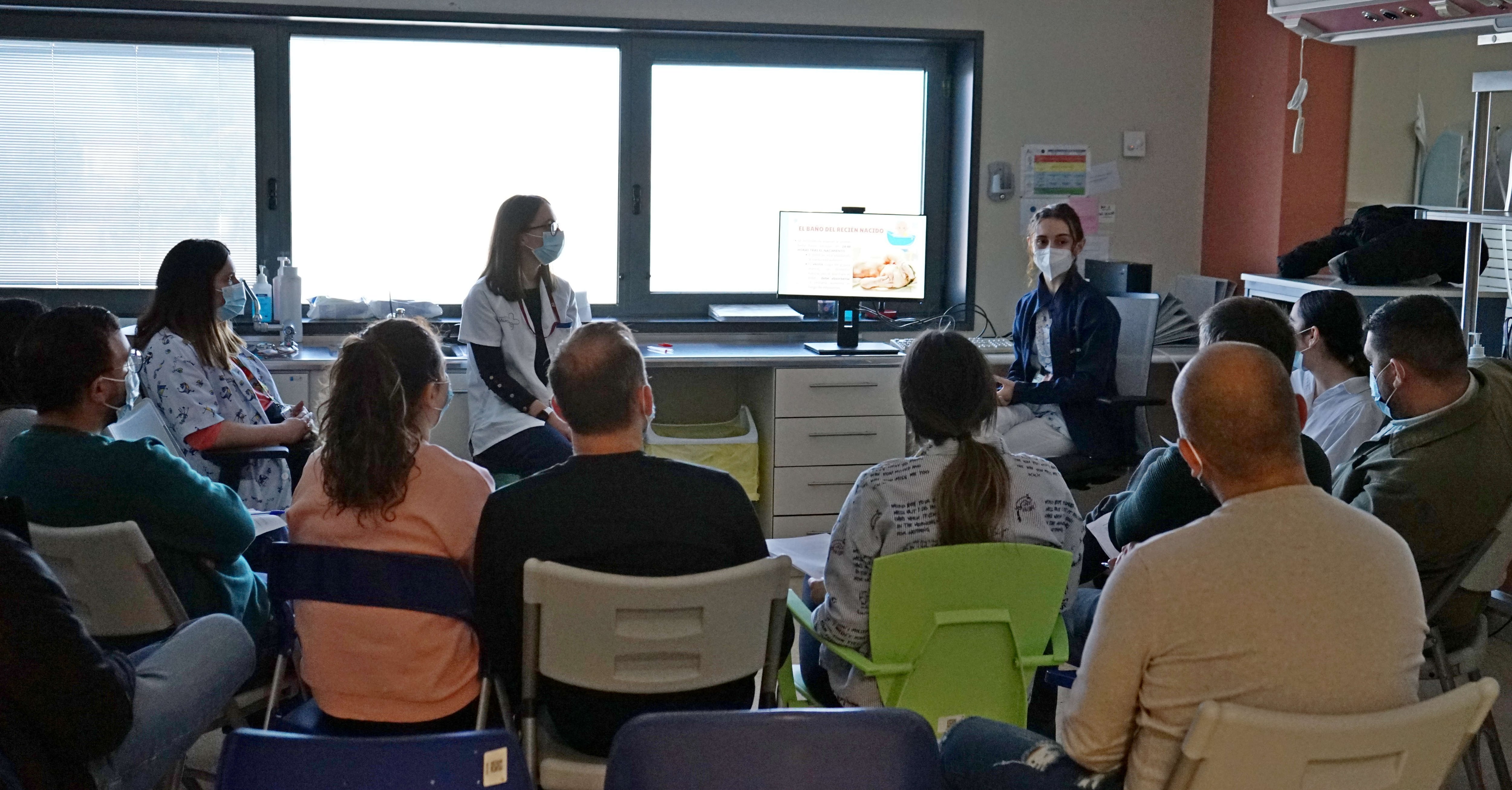 Gracias a esta iniciativa, las familias reciben información sobre cómo cuidar a sus bebés en casa.