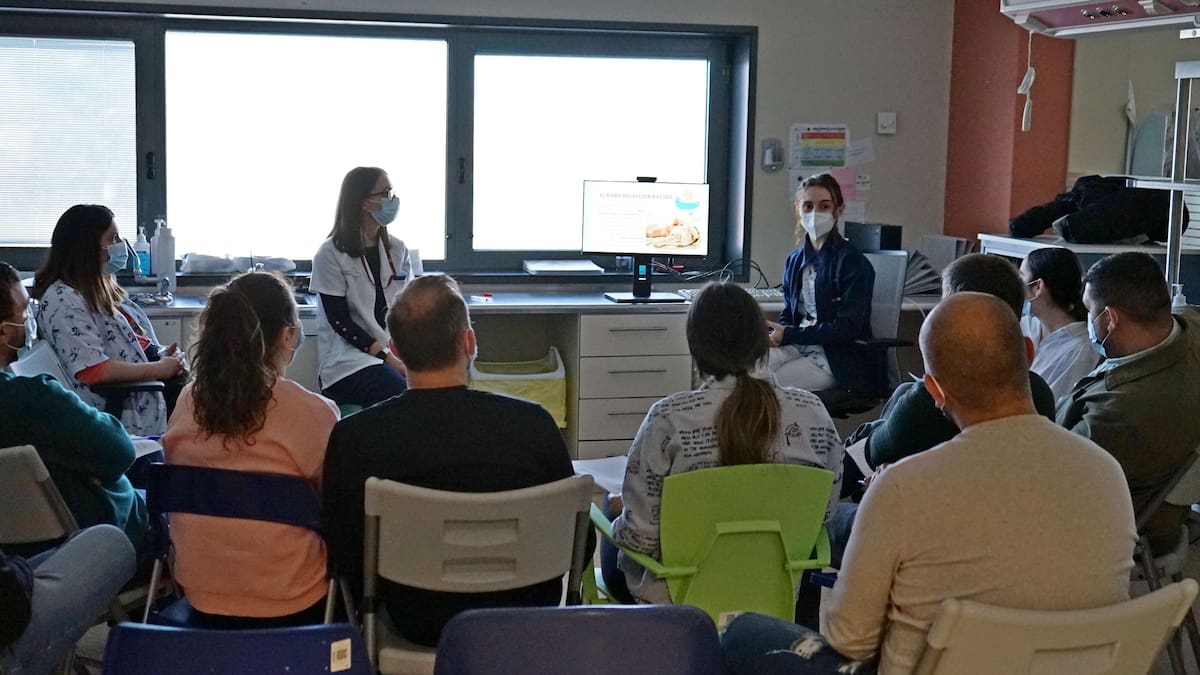 La Arrixaca impulsa una escuela para acompañar a las familias tras el alta de sus bebés