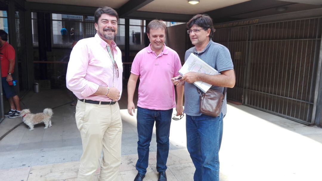 El portavoz de Compromís junto al alcalde, Luis Barcala, y el líder de Guanyar, Miguel Ángel Pavón
